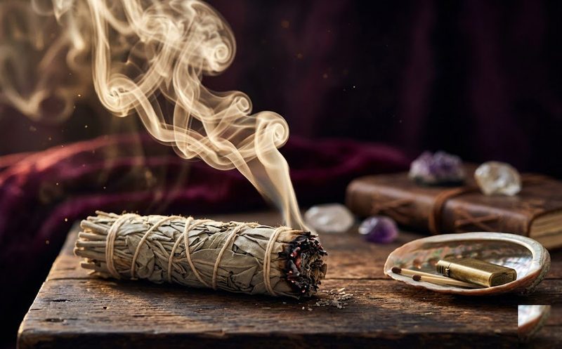 Humo de incienso y plantas blancas para limpieza espiritual profunda